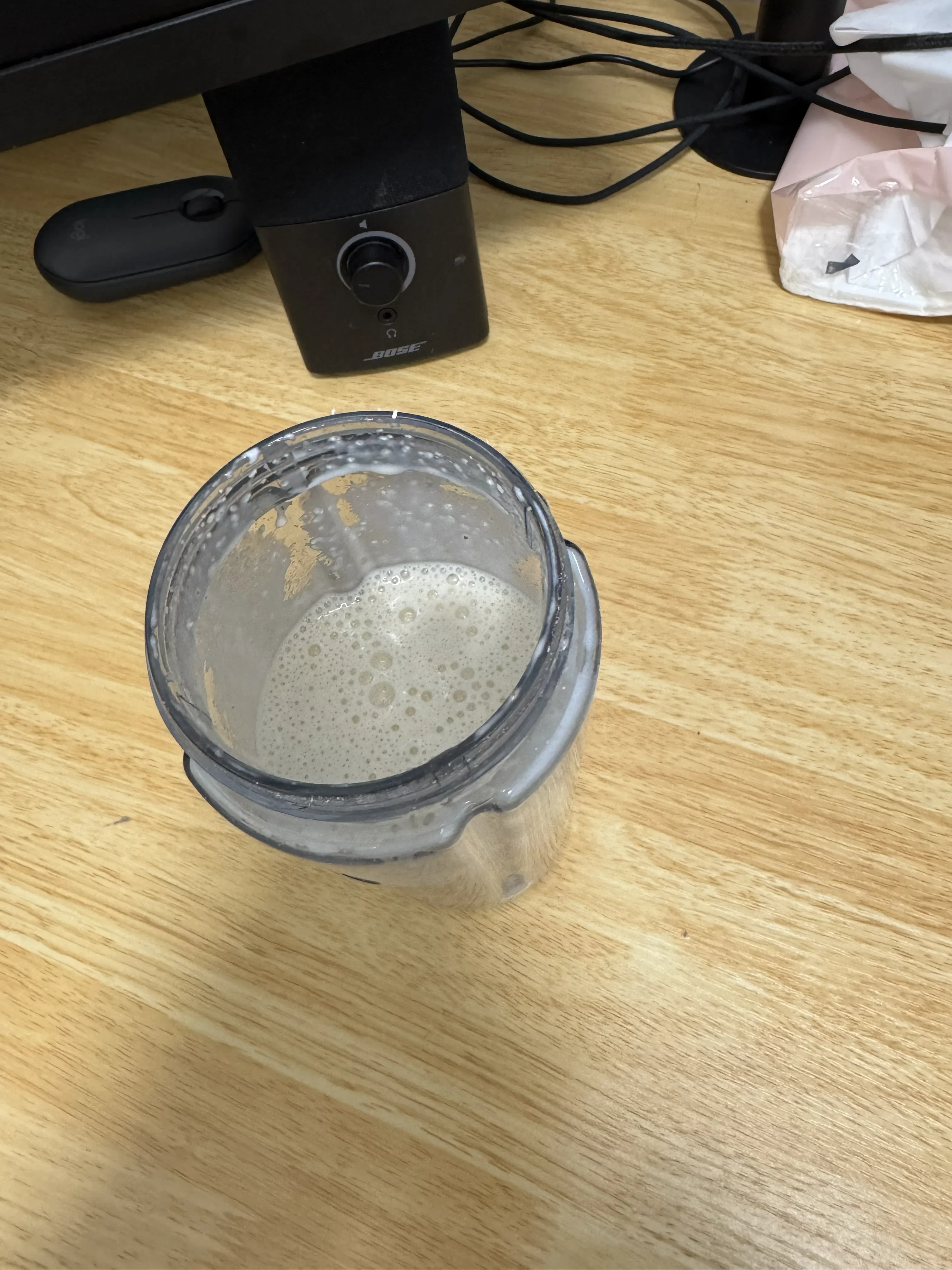 ブレンド直後のスムージーを上から見た状態。泡立っており均一に混ざっている。