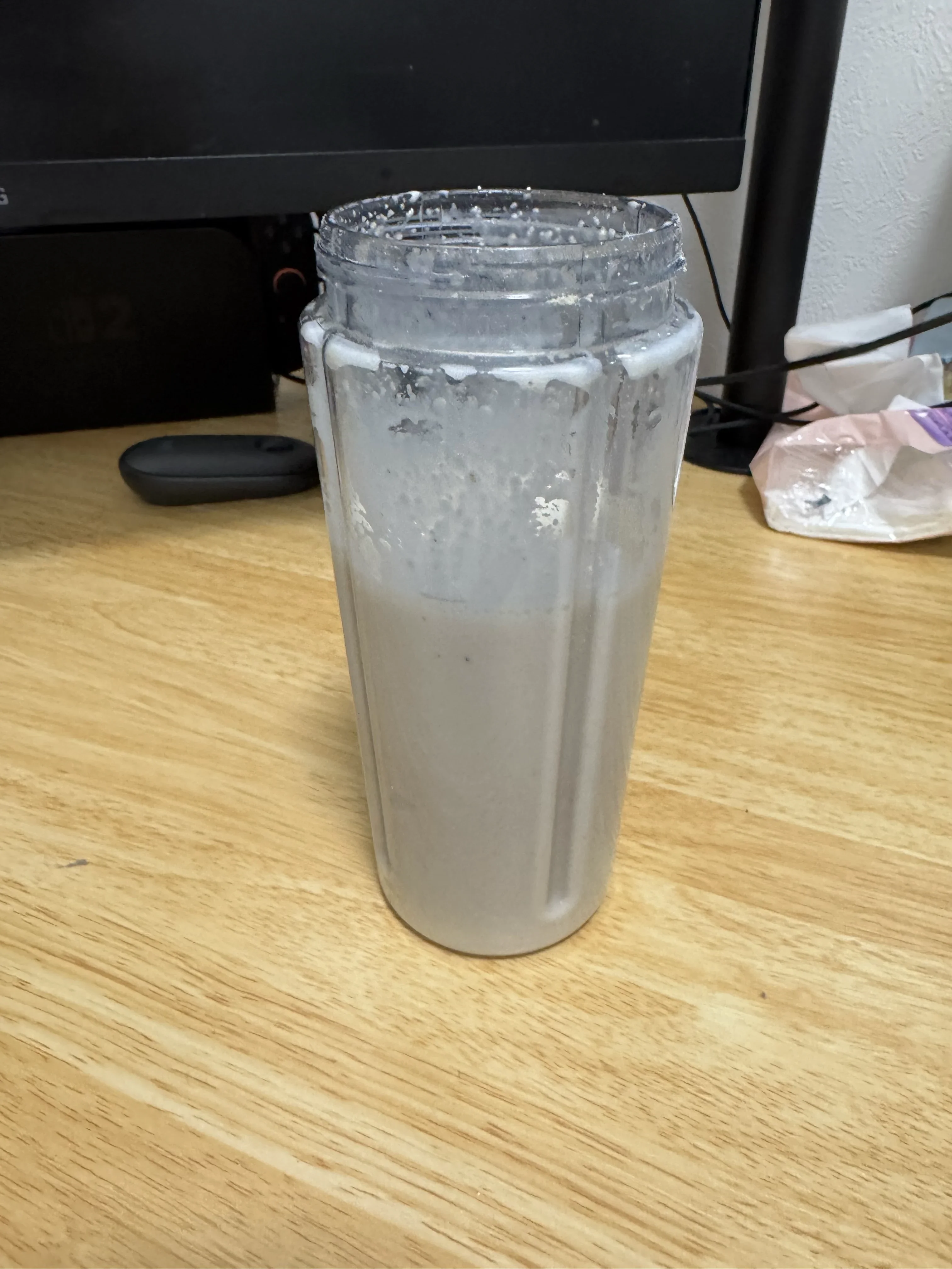 完成したスムージーが入ったタンブラー。白くなめらかな仕上がり。